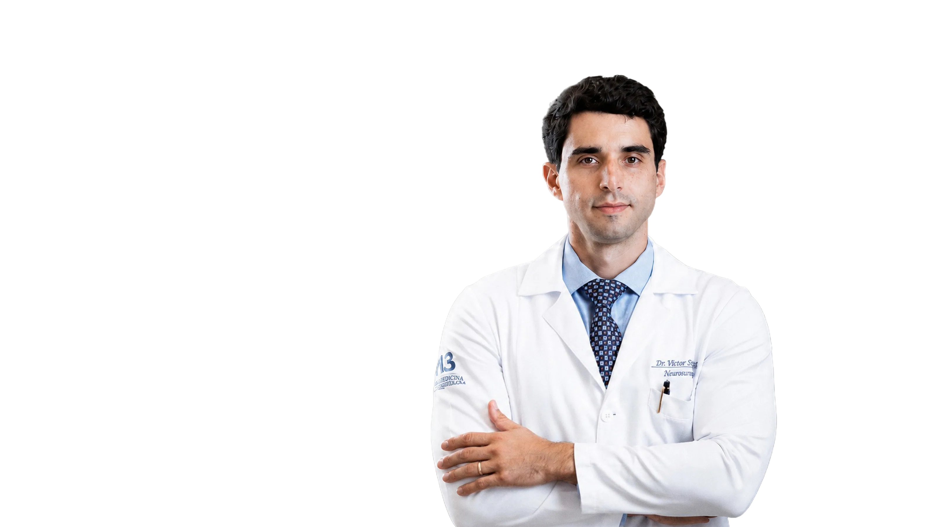 Dr. Victor Batistela de jaleco branco, braços cruzados, olhando para a câmera