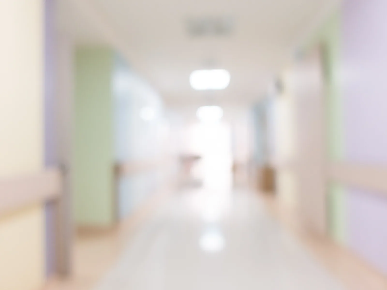 Corredor de hospital desfocado, sem pessoas